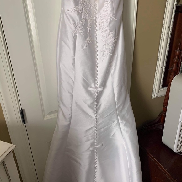 Wedding Dress - Picture 7 of 9